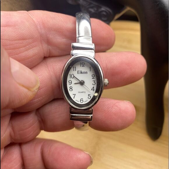 Ladies Elkon silver tone watch with spring bangle type band - Picture 4 of 11